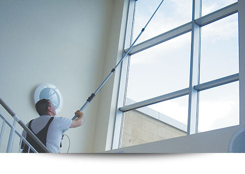 Service de nettoyage complet des fenêtres pour entreprise